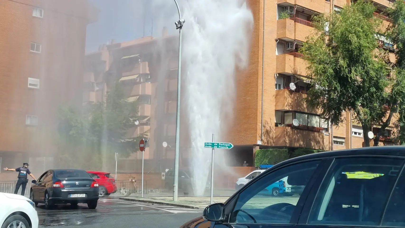 Tubería revienta en Toledo